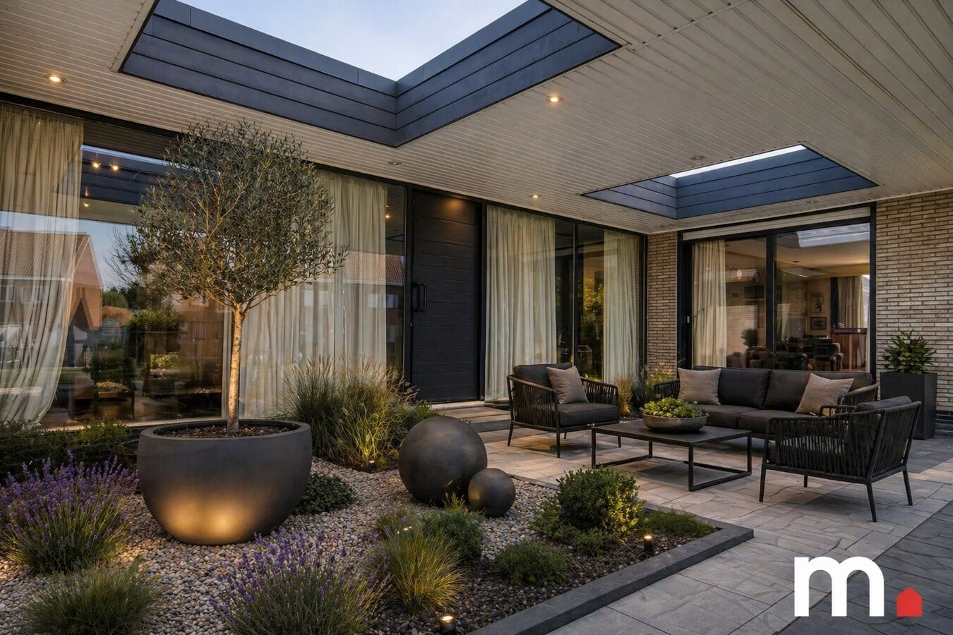 Unieke Villa te Roeselare op 2258m² met 28 zonnepanelen en 432m² bewoonbare oppervlakte! 
