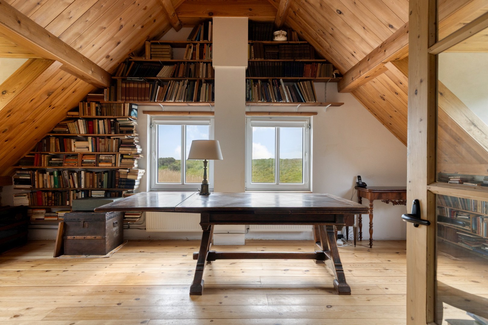 Een plek als deze komt zelden beschikbaar: een unieke combinatie van wonen tegen de duinen aan en nabij het strand en nabij de boswachterij op één van de meest geliefde plekken van de Zeeuwse kust. Bi 