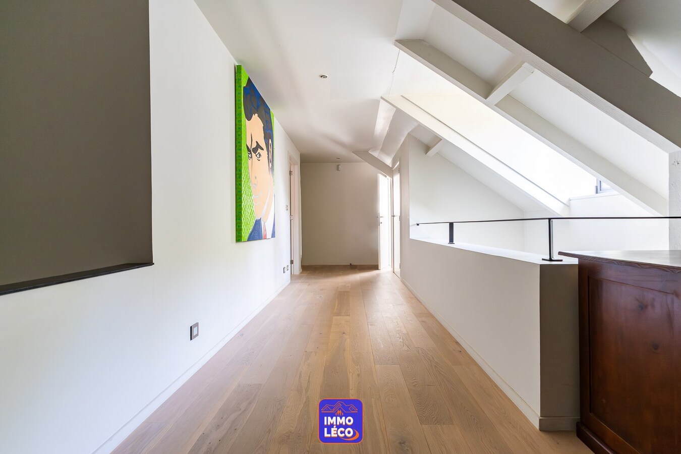 Villa semi Plain-Pied érigée sur 4592m², piscine, 4 garages, parking 10 voitures, ... COUP DE COEUR assuré ! 