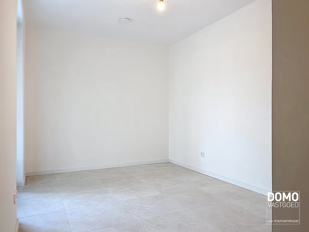 MODERN GELIJKVLOERS APPARTEMENT GELEGEN TE KERMT MET 2 SLAAPKAMERS EN RUIM TERRAS 