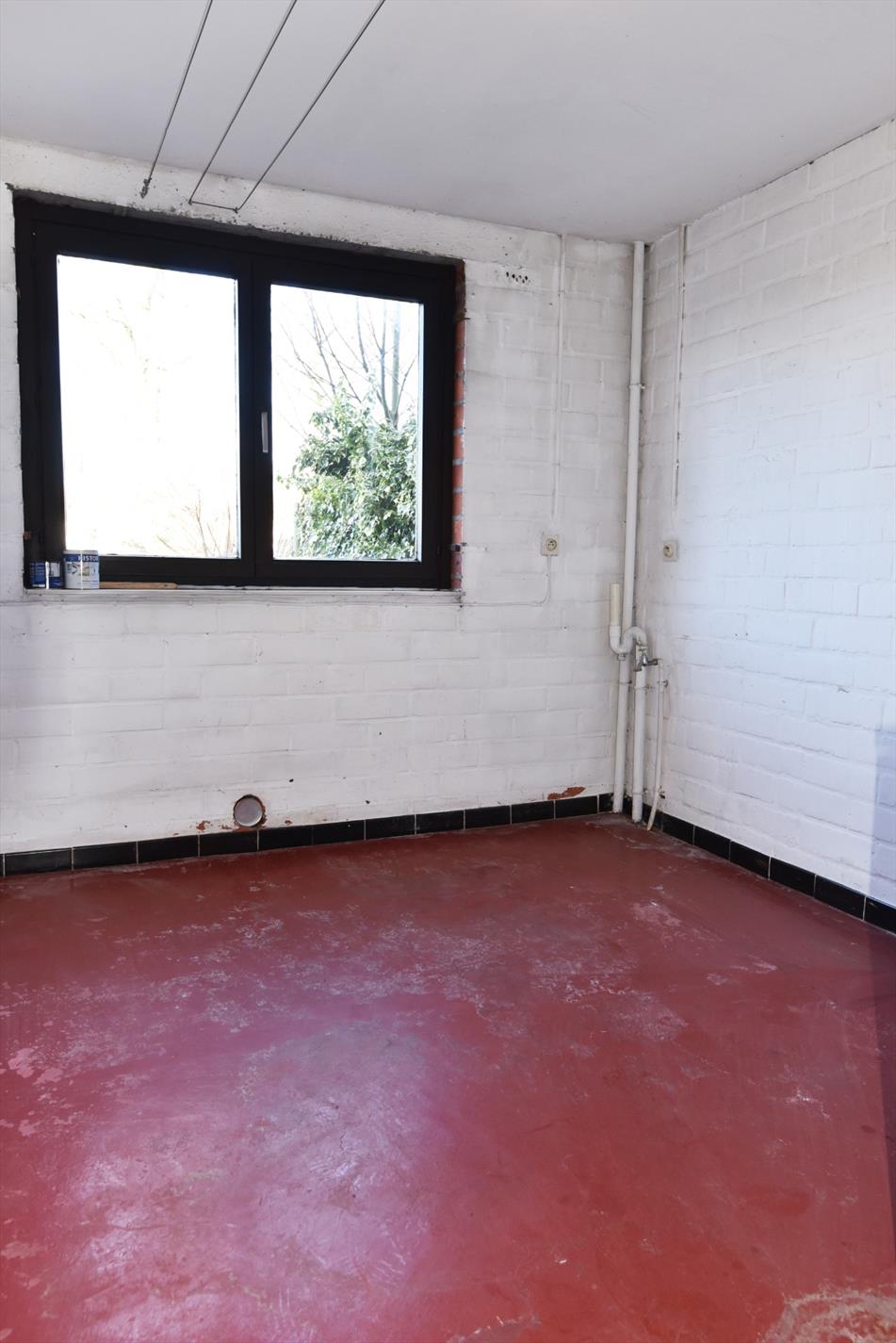 Op te frissen woning met 3 slpks, garage en tuin gelegen te Eeklo 