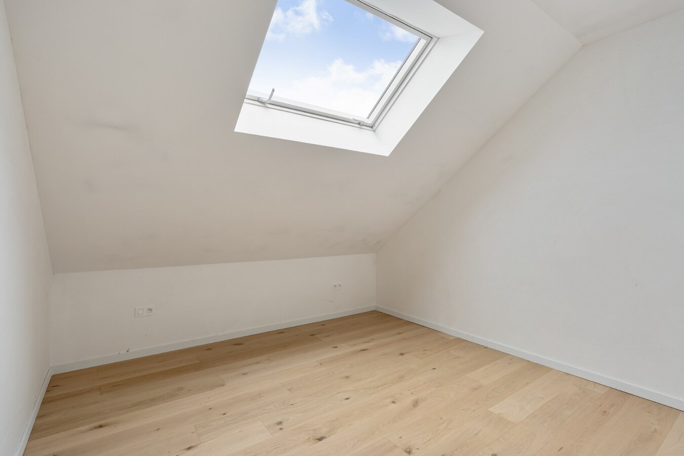 Exclusieve woning in volledig heropgebouwde hoeve op een perceel van 4a60ca! 