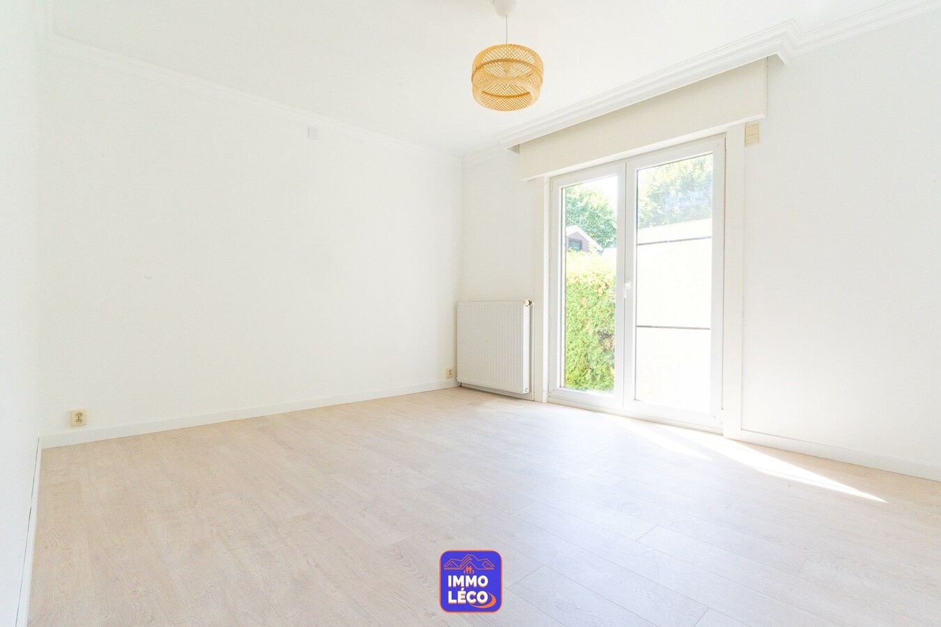 Villa "Plain-pied" érigée sur 1311m², double garage, carport, jardin, TOP SECTEUR !! 