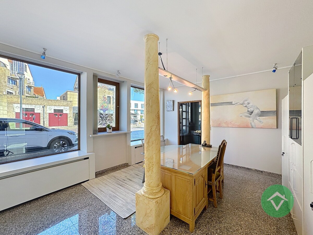 Deze instapklare handelswoning is gelegen in het centrum op een commerciële topligging op de markt van Koekelare 