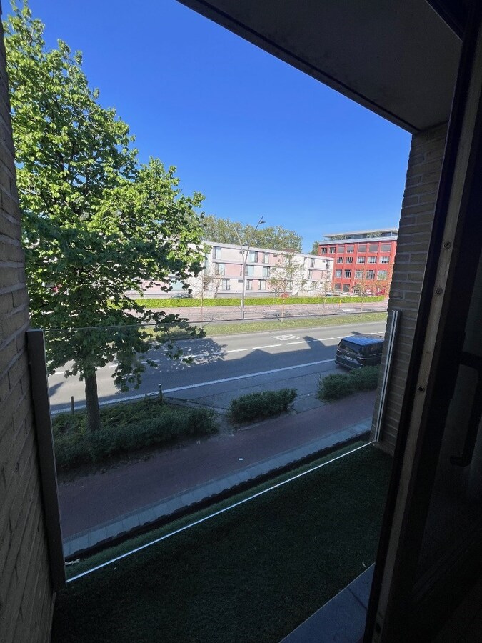 Bijzonder goedgelegen, ruim 3-slaapkamer-appartement met riant zonneterras 