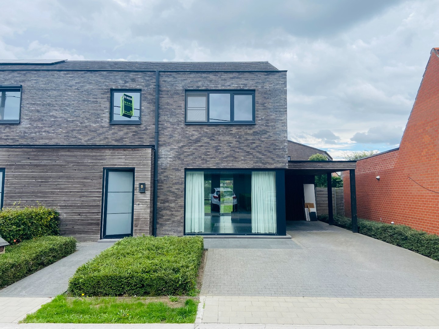 Ruime en recente halfopen bebouwing met 3 slaapkamers, carport en ruime tuin 