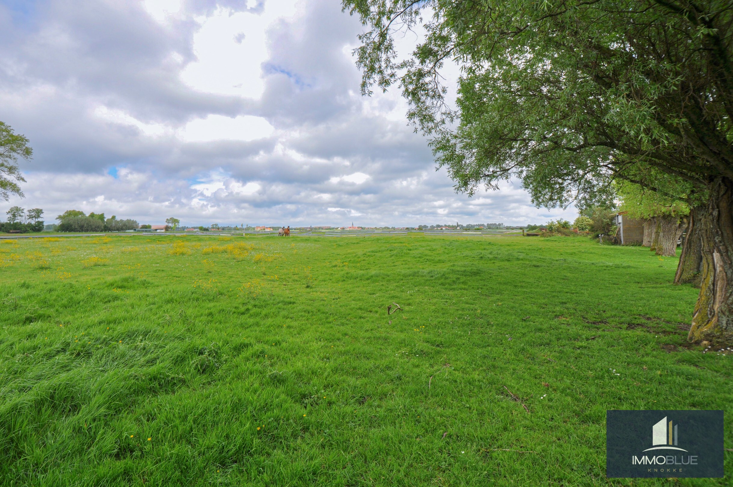 Idyllisch gelegen, te renoveren uniek eigendom te koop op enkele minuten van Knokke. 