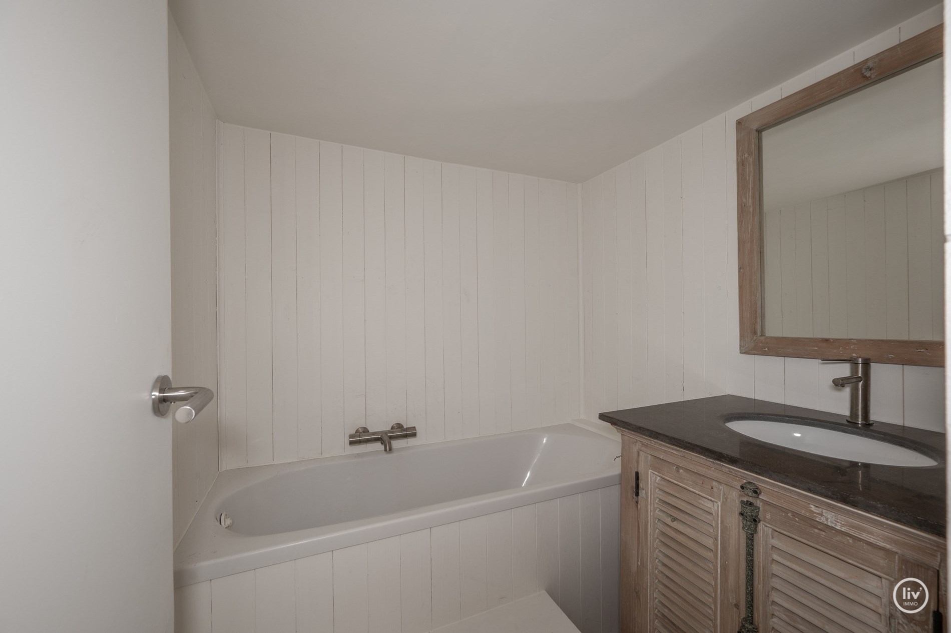 Agréable local commercial situé à l'angle de l'avenue du Zoute et de l'avenue Montgomery à Knokke. 