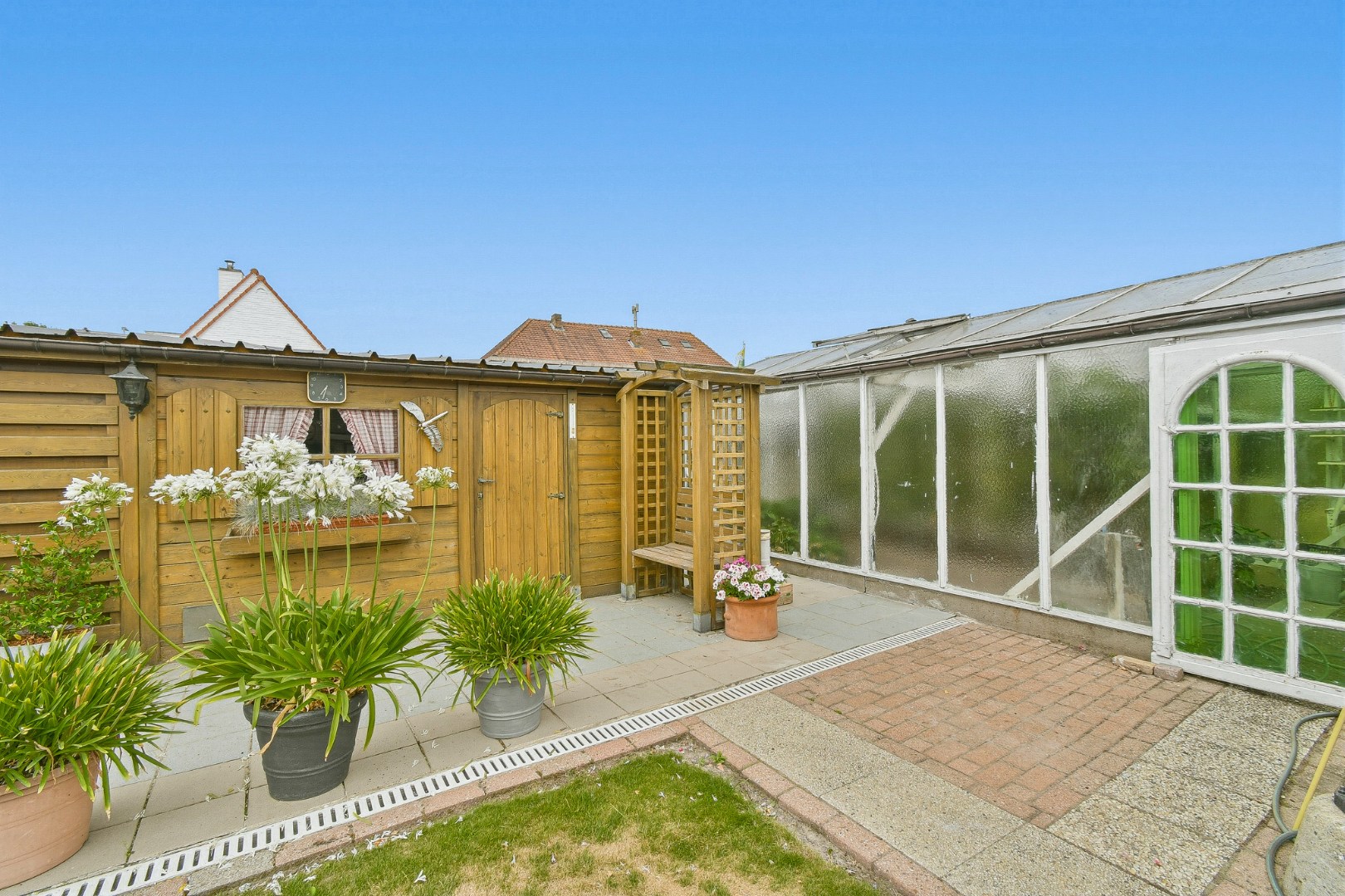 Alleenstaande villa op ruim perceel van 854 m2 in rustige woonwijk te Gistel 