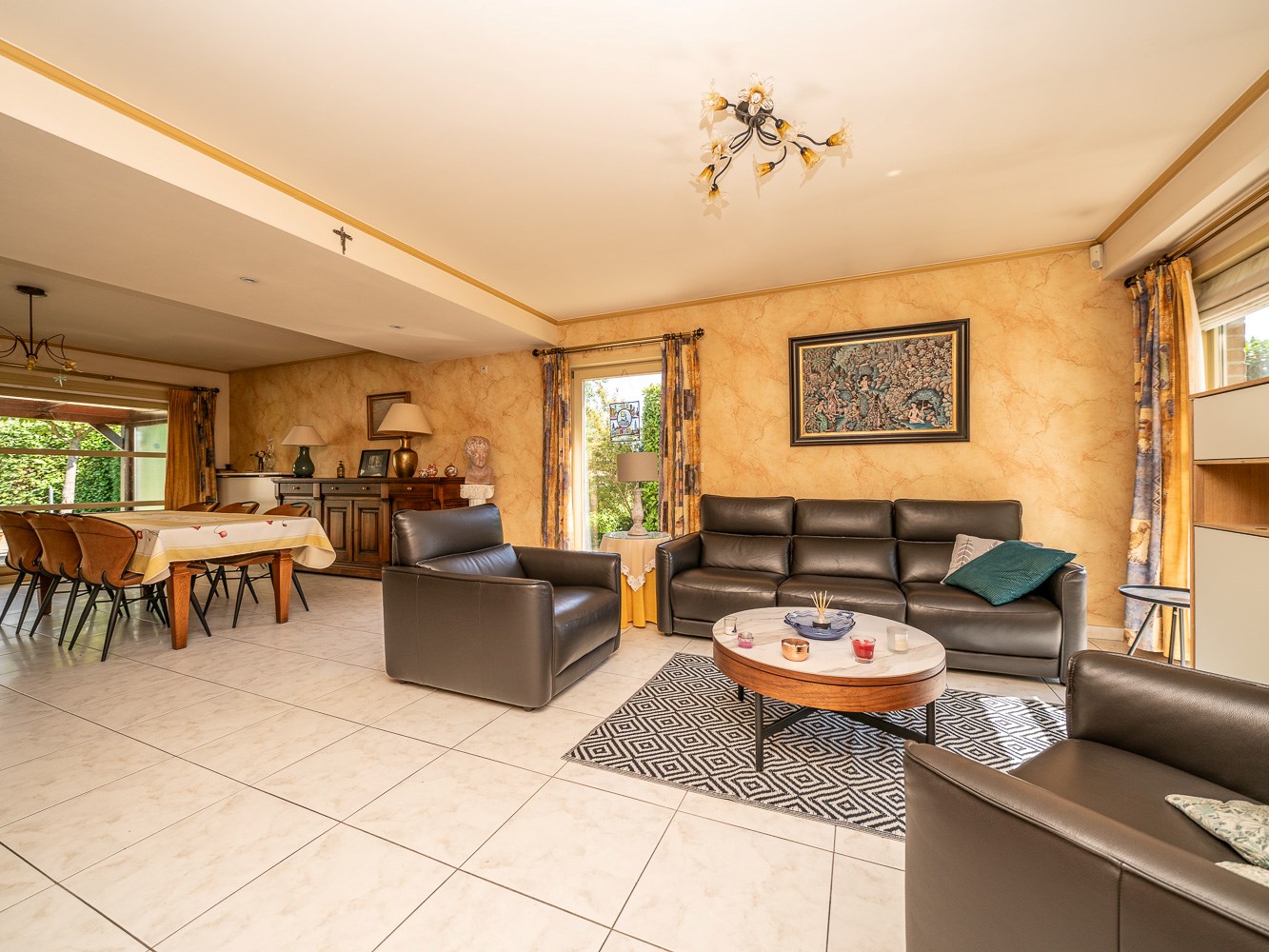 Instapklare, vrijstaande villa met 4 kamers op toplocatie 