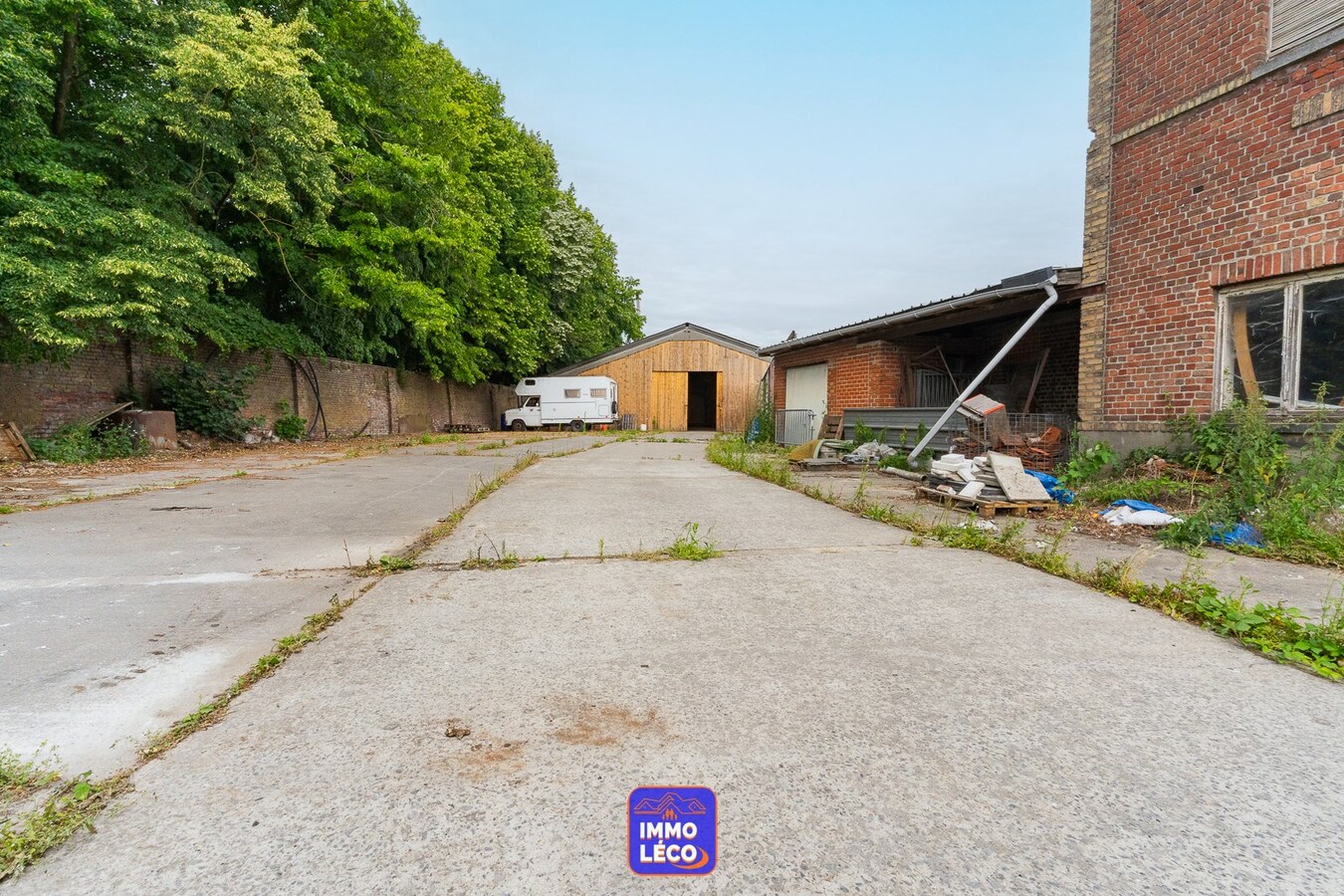 Entrepôt de stockage de +/- 500m² avec vaste parking privatif ! 