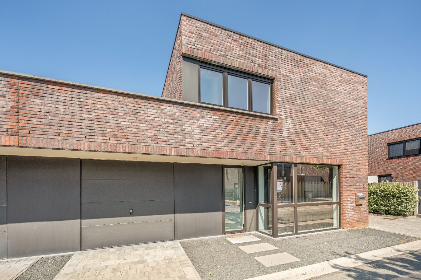 Hedendaagse halfopen bebouwing, energielabel A, gelegen in rustige woonomgeving. 