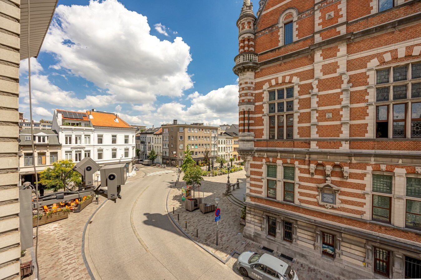 Gerenoveerd appt. met terras aan het Moorkensplein! 
