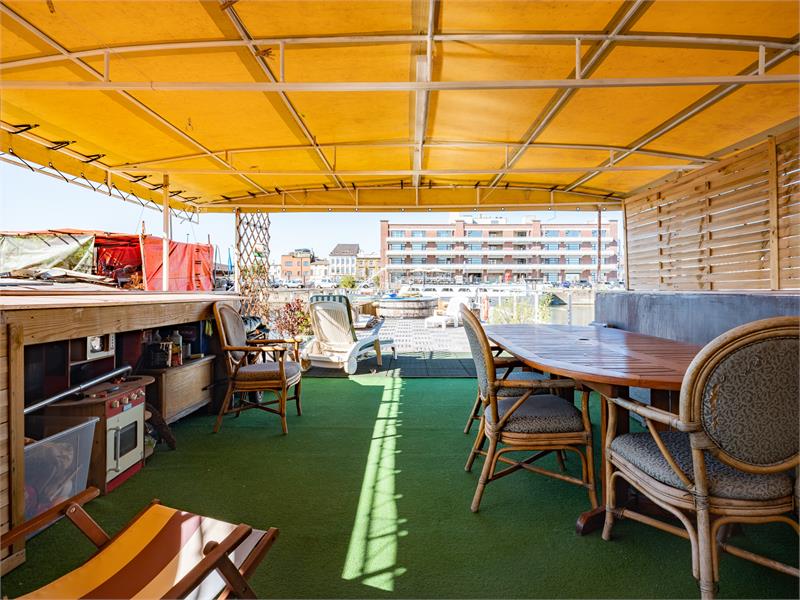 Woonschip met 5 slaapkamers en vaste ligplaats 