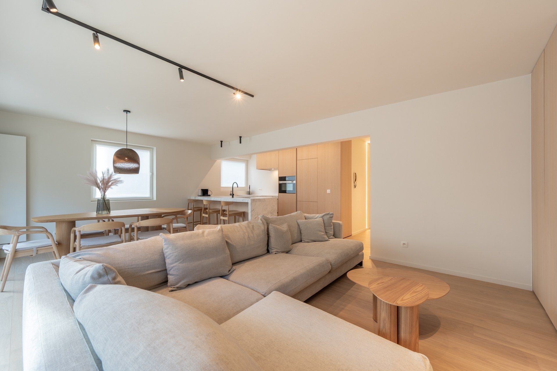 Volledig gerenoveerd HOEKappartement goed gelegen te Lippenslaan 