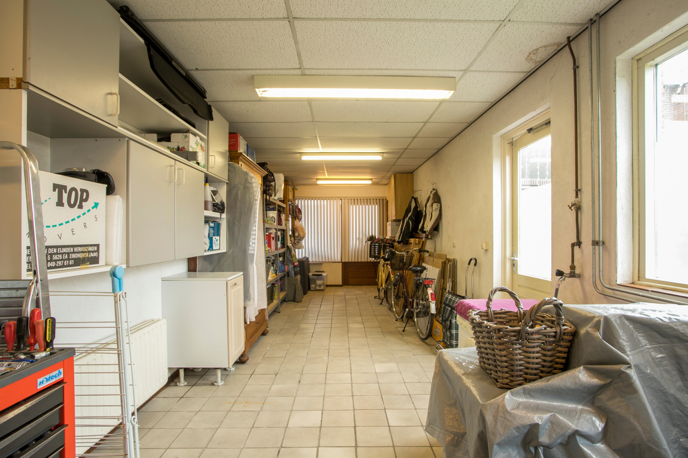 Hoekwoning met garage, carport, overkapping en bergingen gelegen op 326m2 in het centrum van Bladel. 