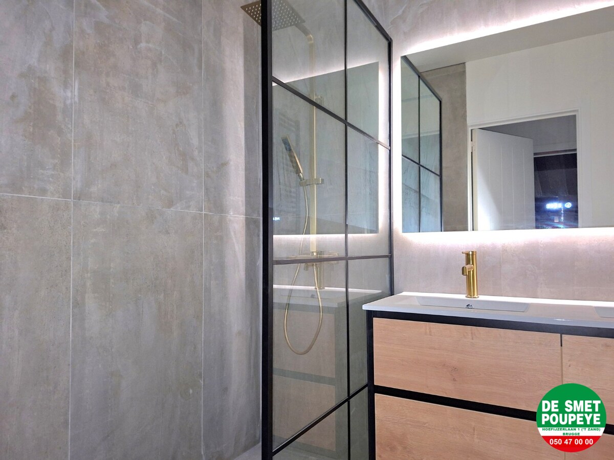 Vernieuwd hoekappartement 