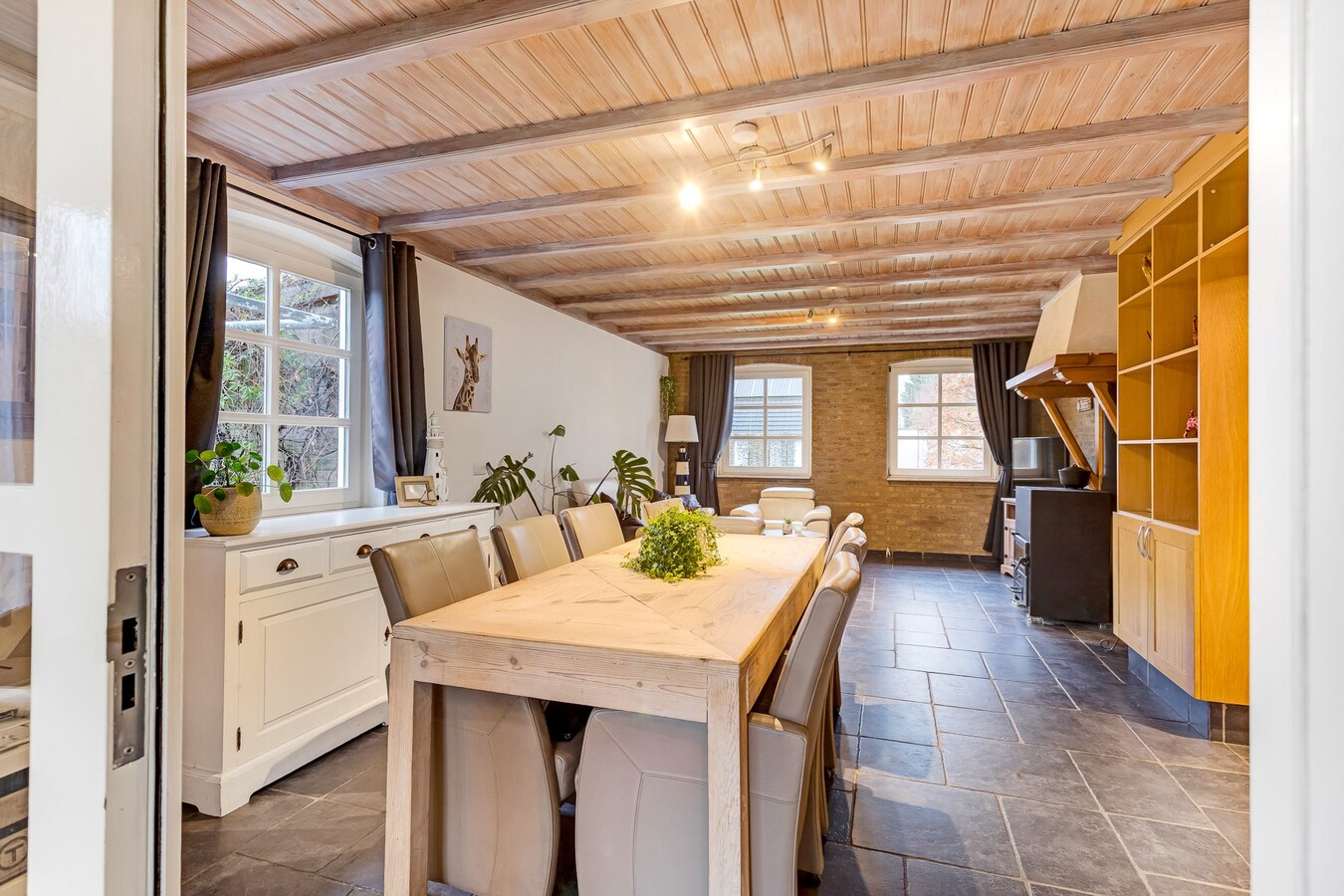 Vrijstaande woning met inpandige garage gelegen op een perceel van 784 m2 te Arendonk. 