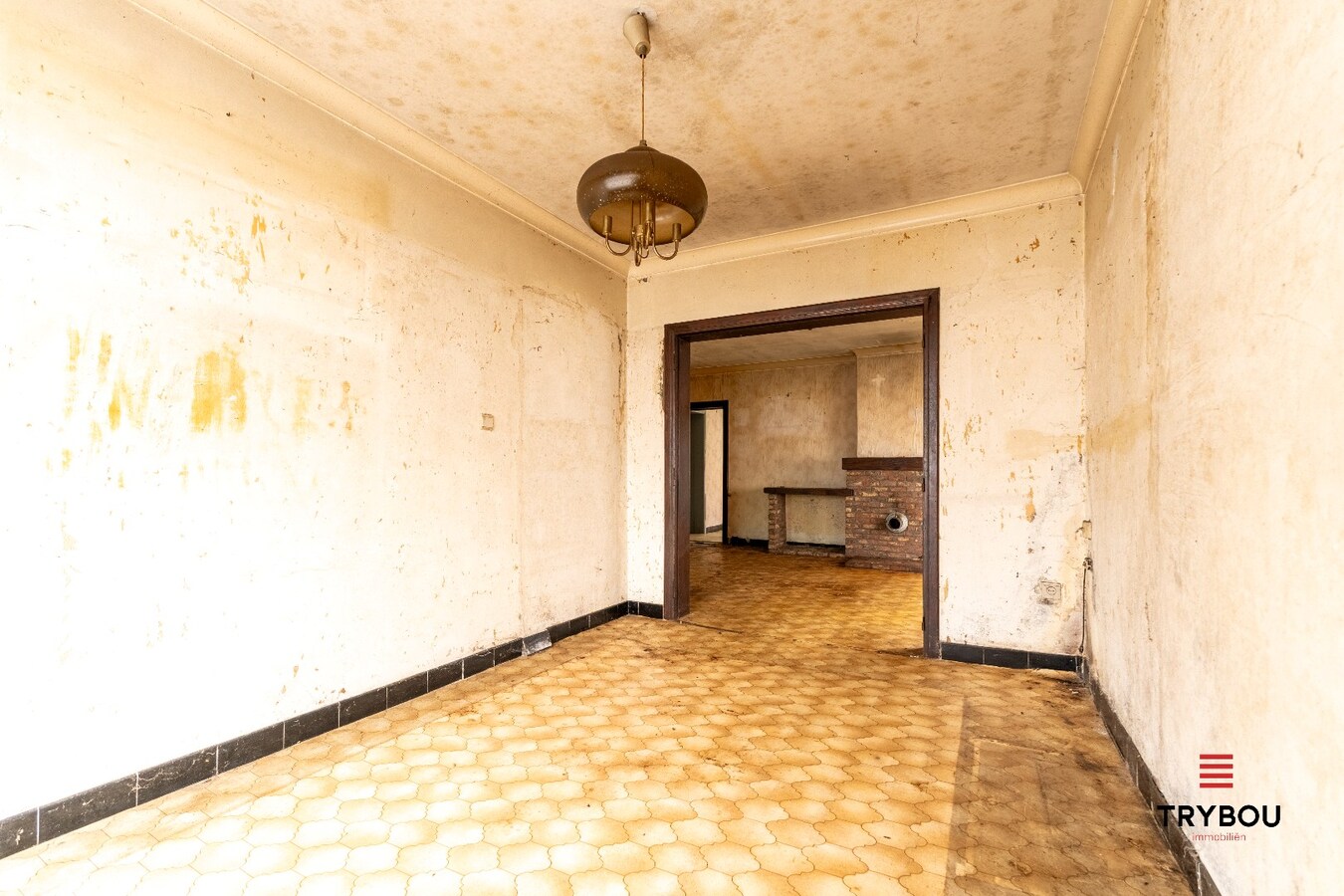 Te renoveren woning met bijgebouw en tuin in Houthulst 