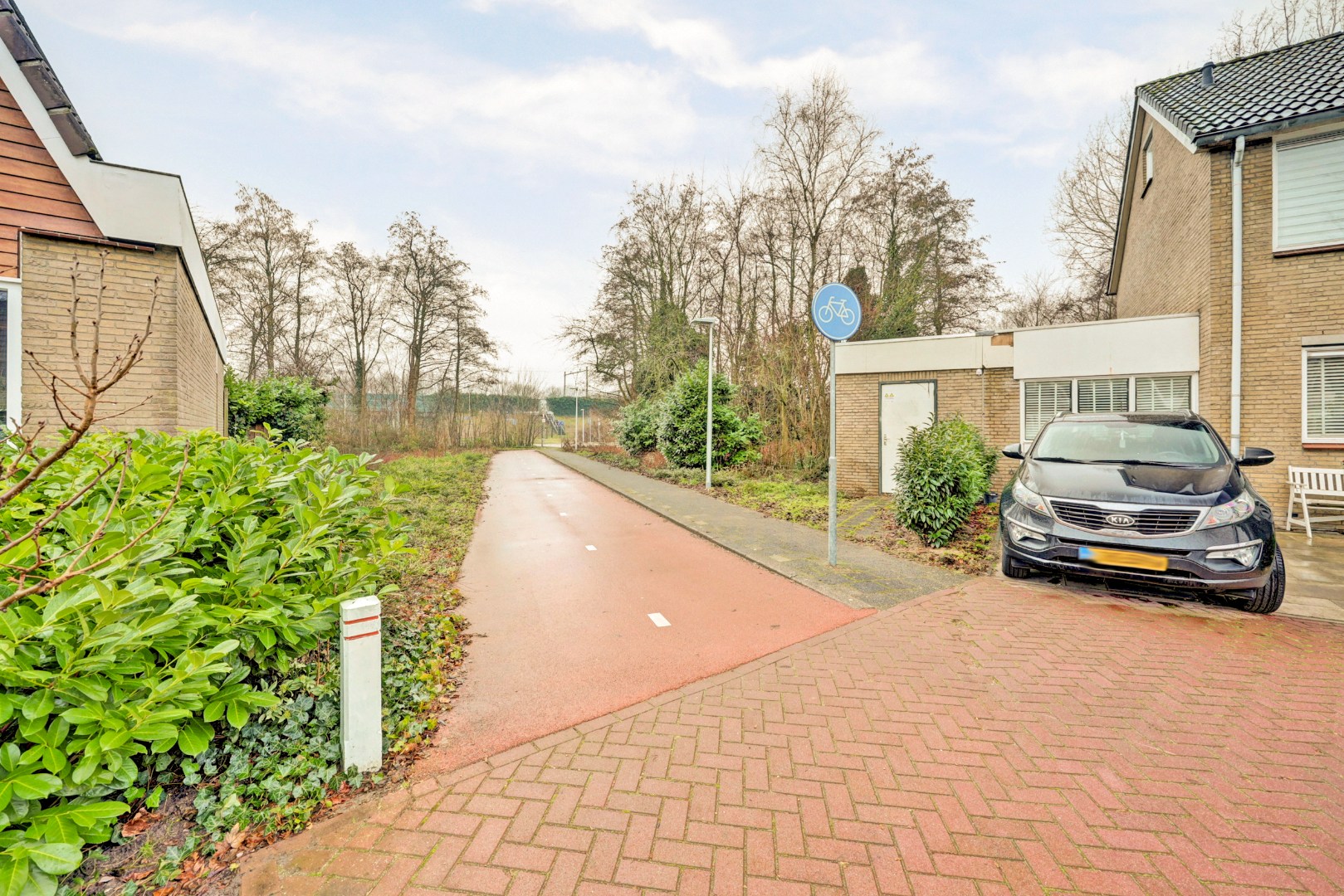 Ruime en lichte 2-onder-1-kap woning met parkeerplaats, garage, 3 slaapkamers, en zonnige tuin op het zuidwesten direct aan het water 