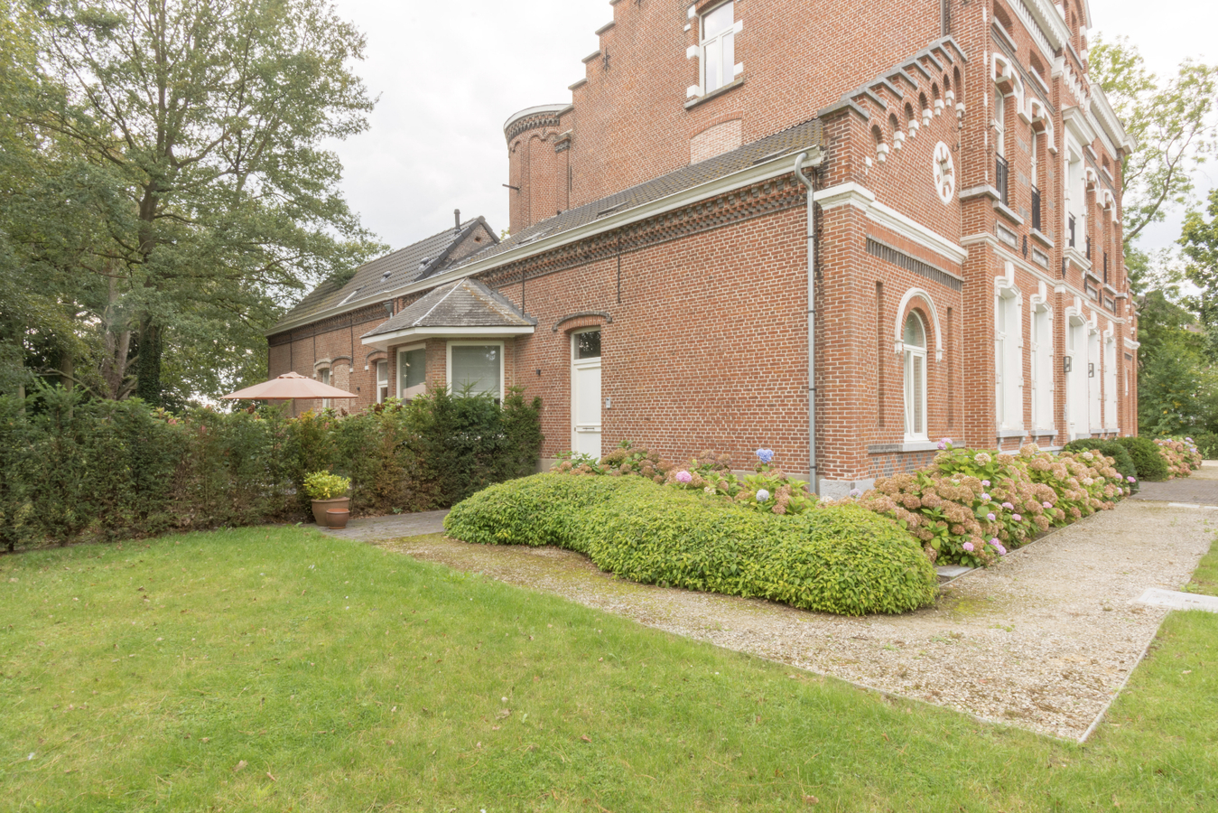 Gelijkvloers luxe 2-slk-appartement met privatieve tuin. 