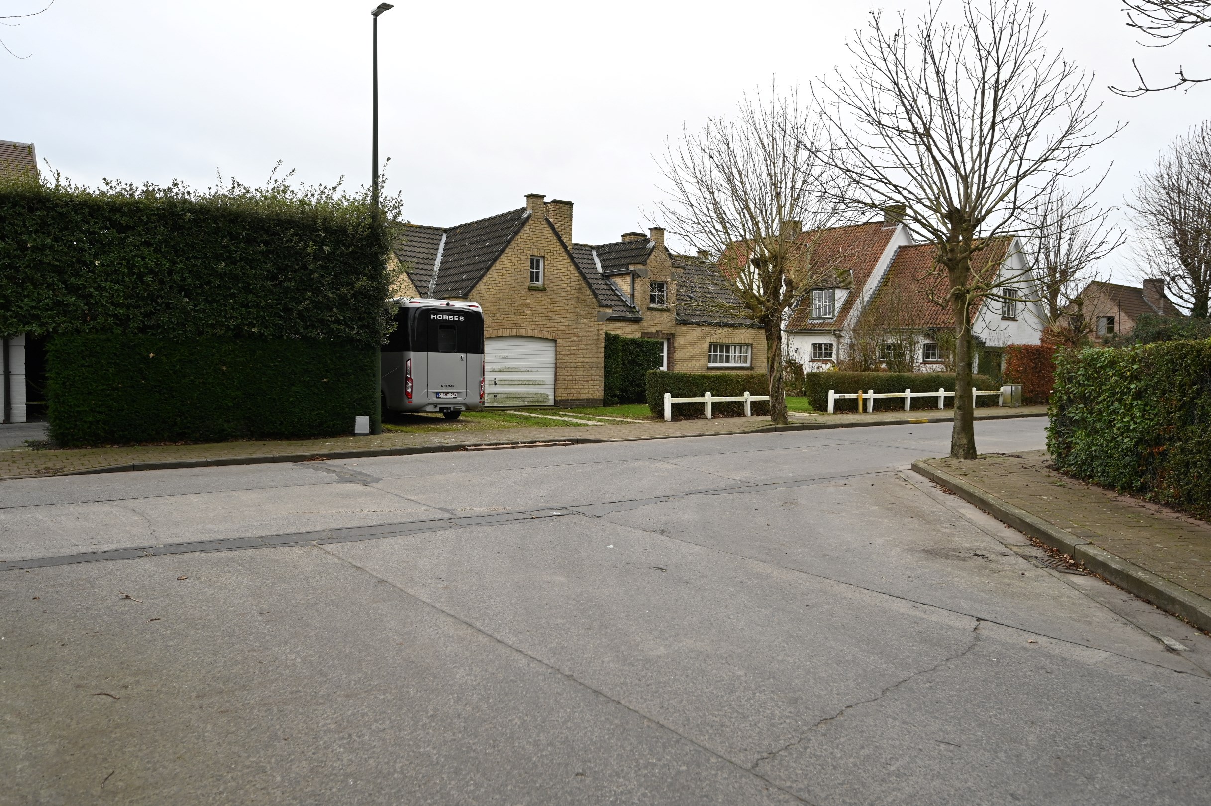 Villa paisiblement située sur un magnifique terrain de 937 m² dans un quartier résidentiel proche des routes d'accès et à quelques minutes en voiture du centre de Knokke et du Zoute. 