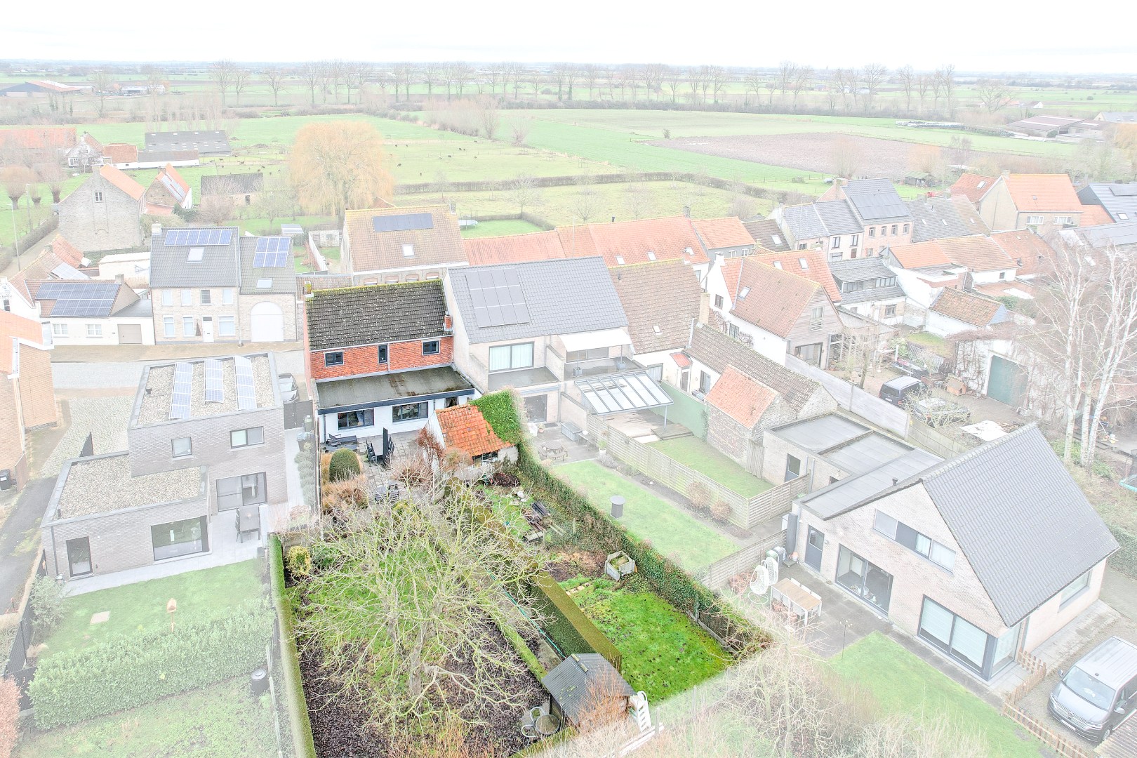 Ruime woning met zongerichte tuin op 554m². 
