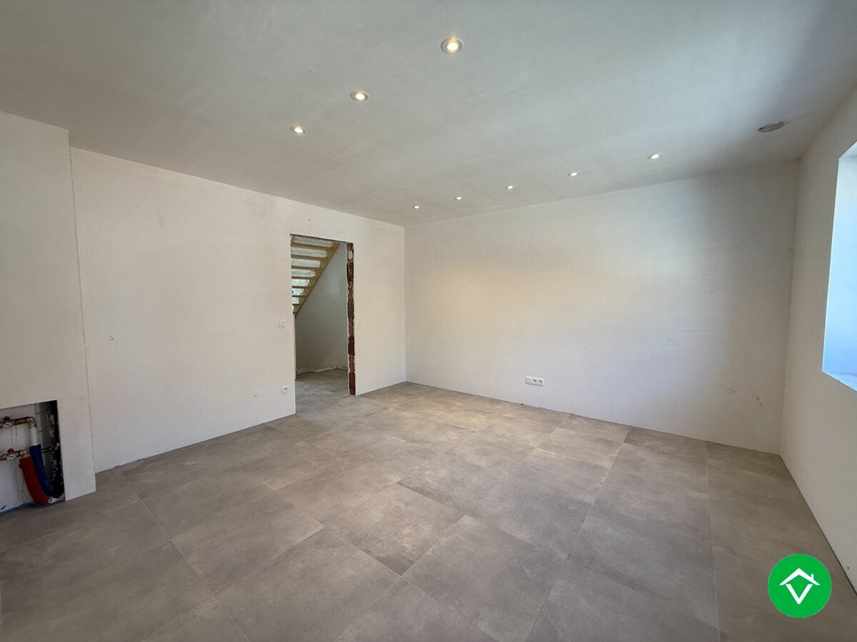 Centraal gelegen nieuwbouwwoning met 3 slaapkamers, tuin en overdekte autostaanplaats 