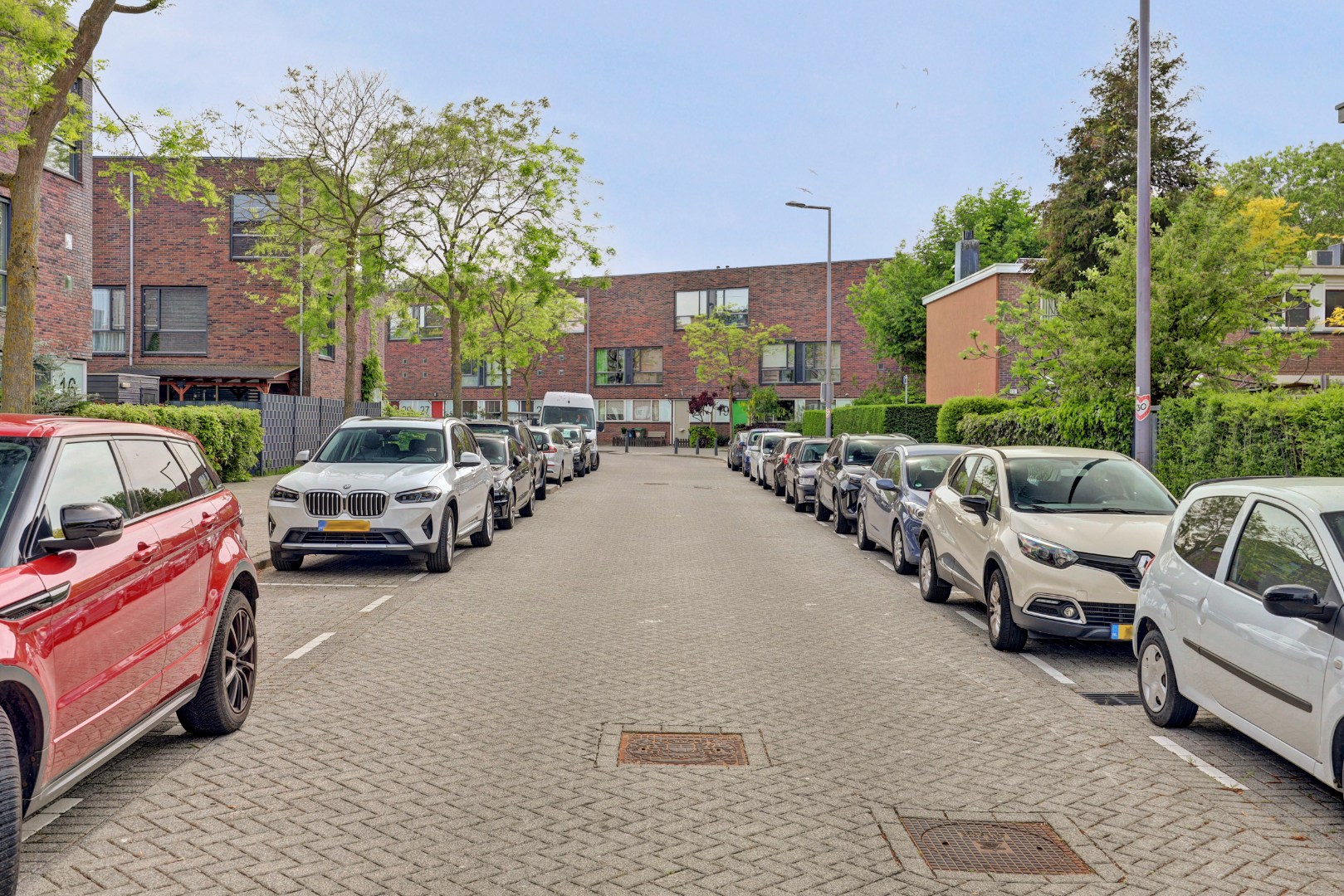 Goed onderhouden 4-kamer eengezinswoning met 3 goede slaapkamers (optie tot creëren 4e slaapkamer), ruime badkamer, onderhoudsvriendelijke tuin en gelegen op eigen grond! 