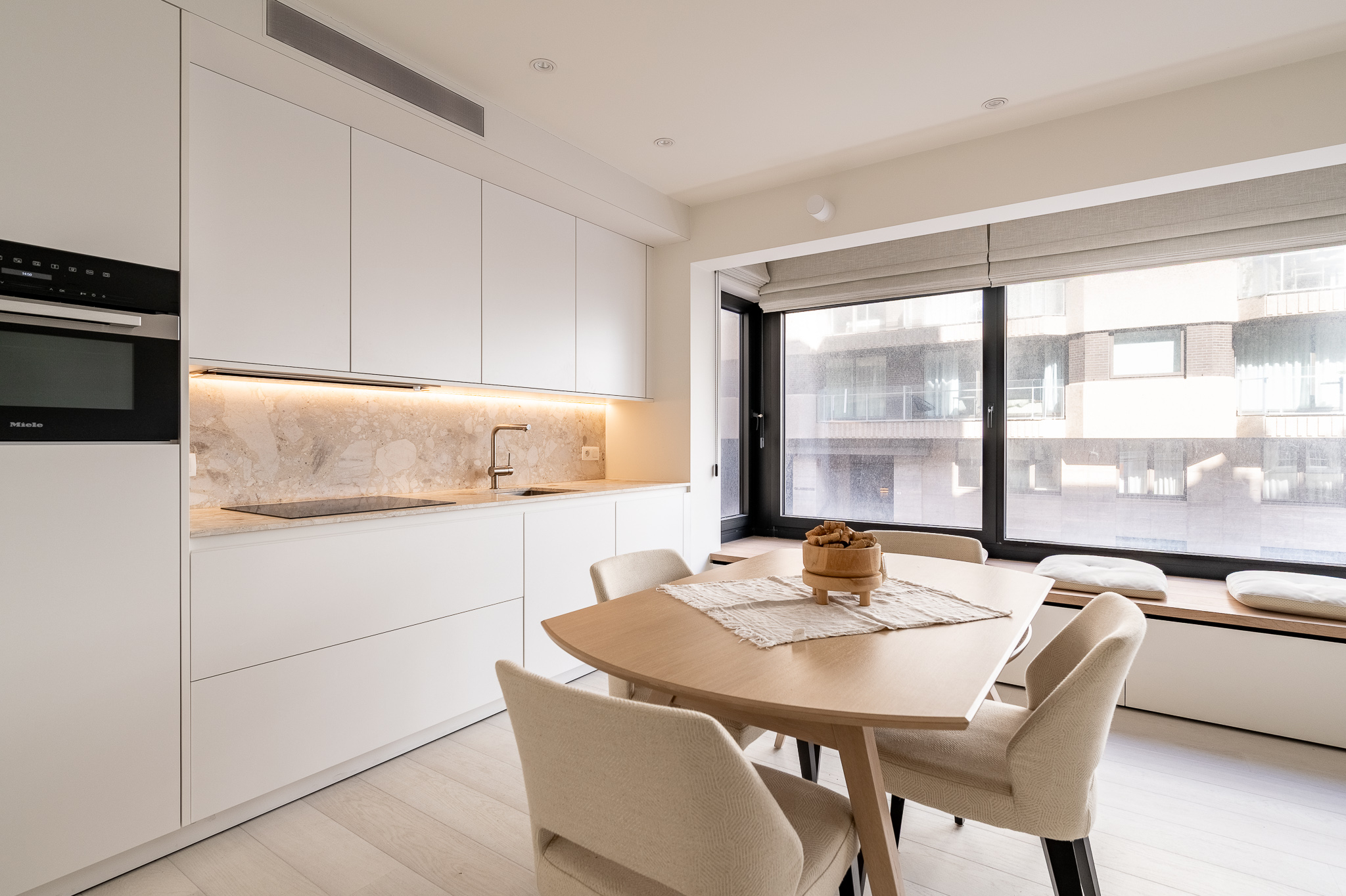 Appartement rénové avec style, offrant une vue latérale sur la mer, au cœur du Zoute. 