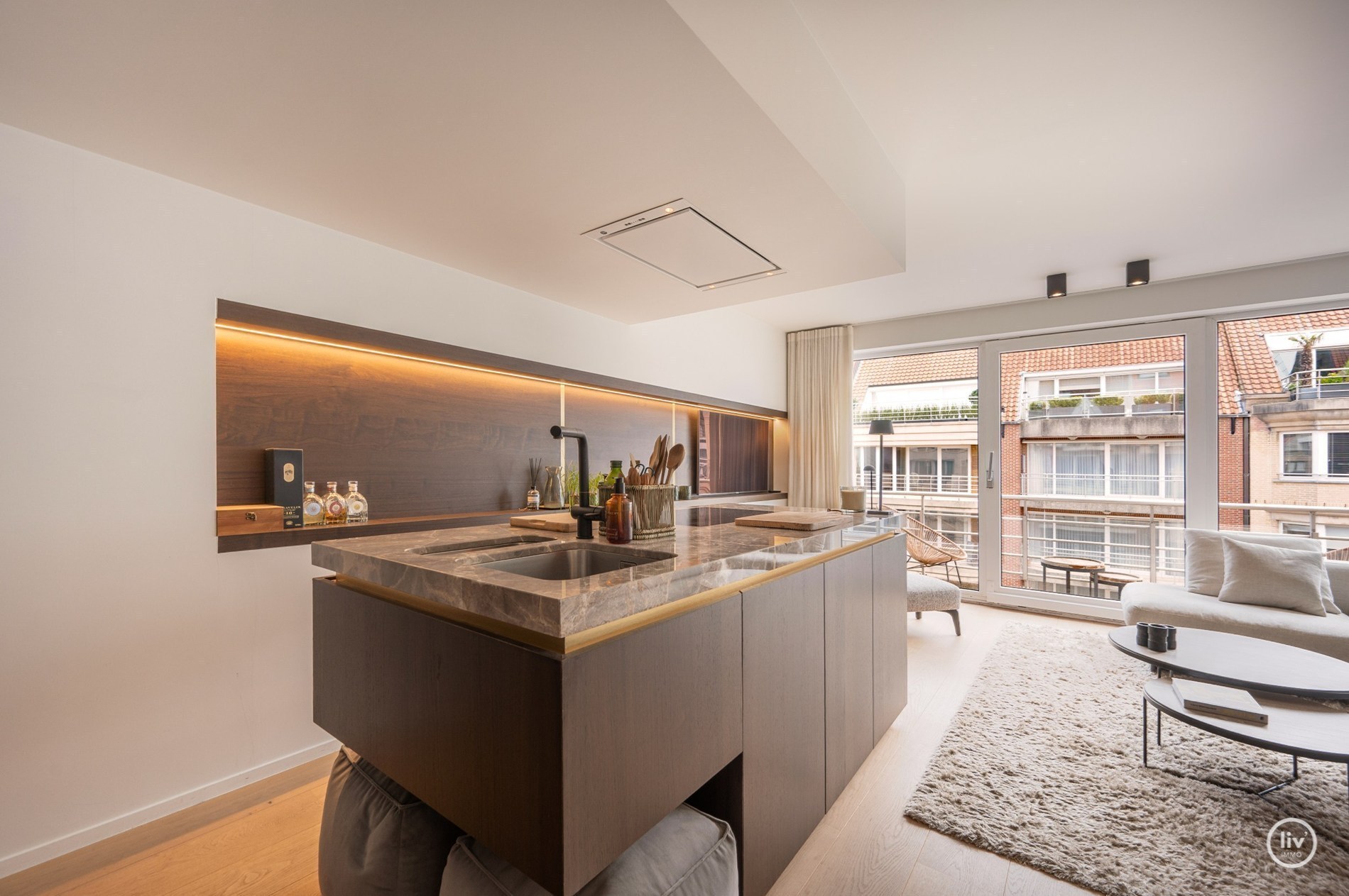 OPENDEURDAG Zaterdag 29/08 - tussen 14u en 16u:  Luxueus volledig gerenoveerd 3 slaapkamer appartement te Parmentierlaan gelegen nabij de Zeedijk. 