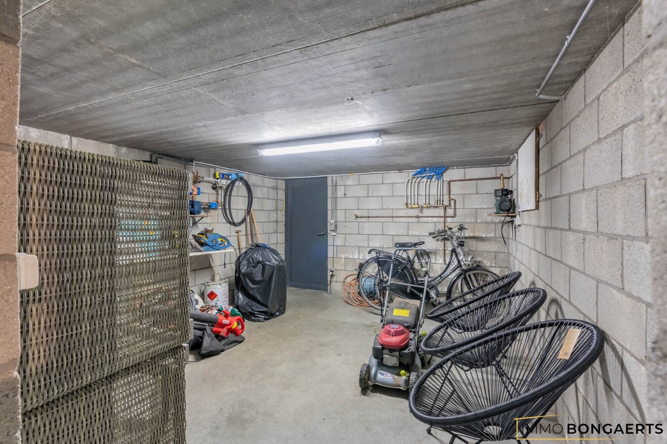 Ruime instapklare woning in het centrum van Neeroeteren met tuin, garage en 3 slaapkamers. 