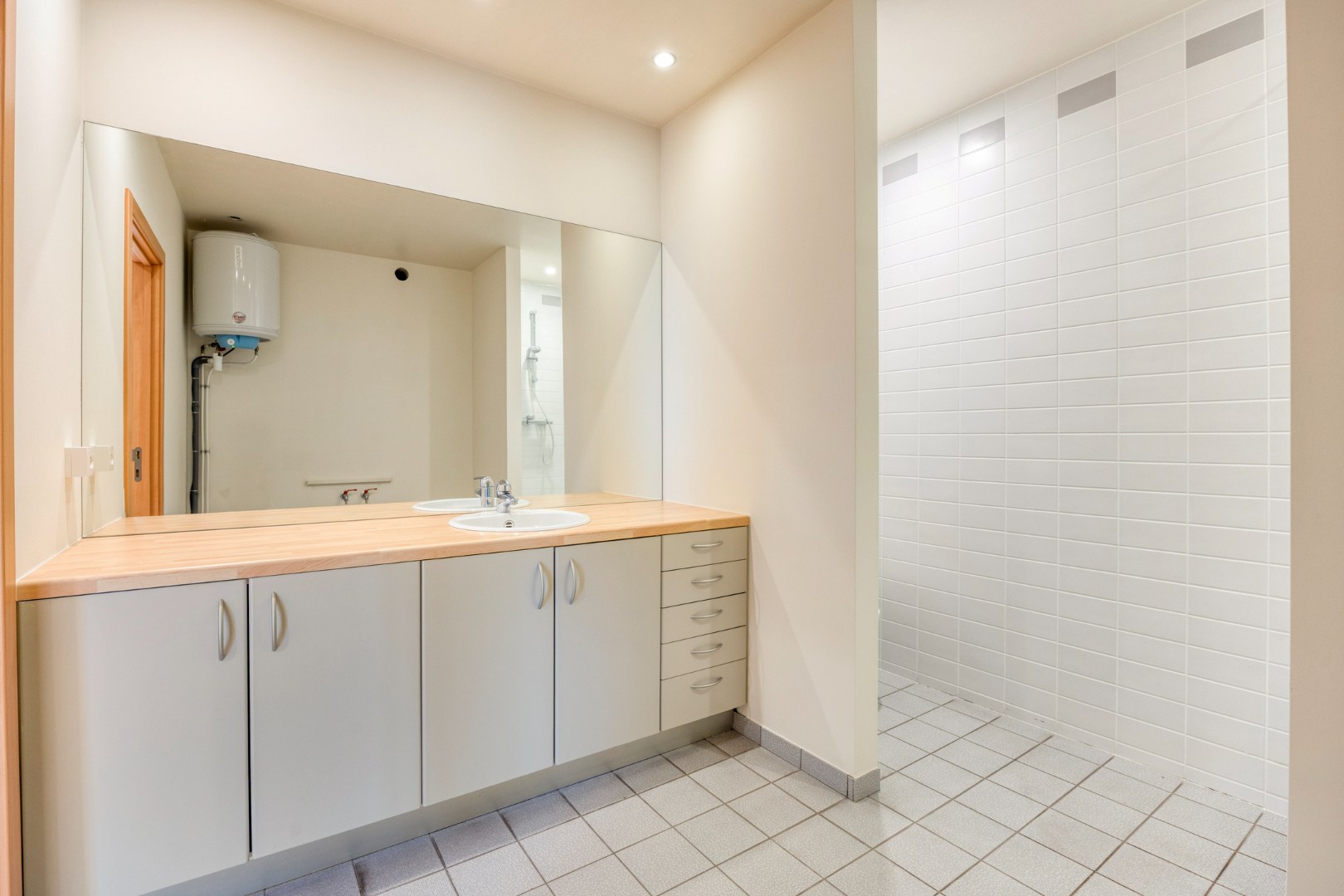 Kantoor te koop in het industriepark te Haasrode/Heverlee met 14 parkings - opp. 626 m² - verkoop van aandelen 