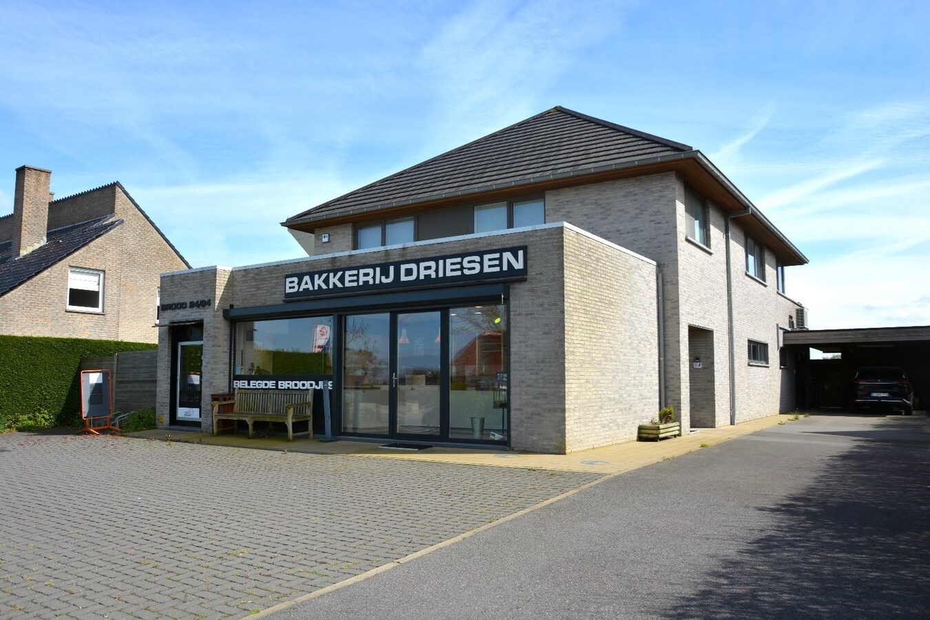 Winkelruimte met woonst op een vlotte bereikbaarheid met prachtig uitzicht te Roksem 