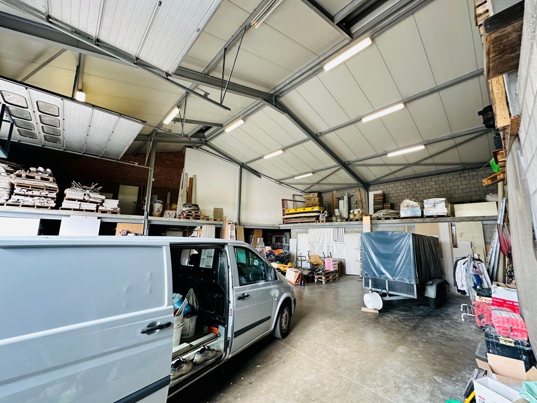 Ruim magazijn met kantoren met veel potentieel te Kuringen 