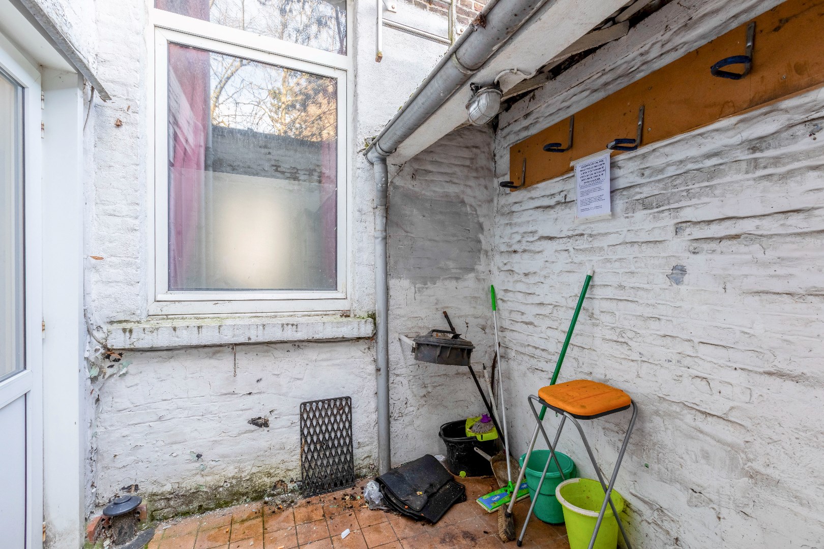 Vergunde opbrengsteigendom met 5 kamers nabij Gent Sint-Pieters. 