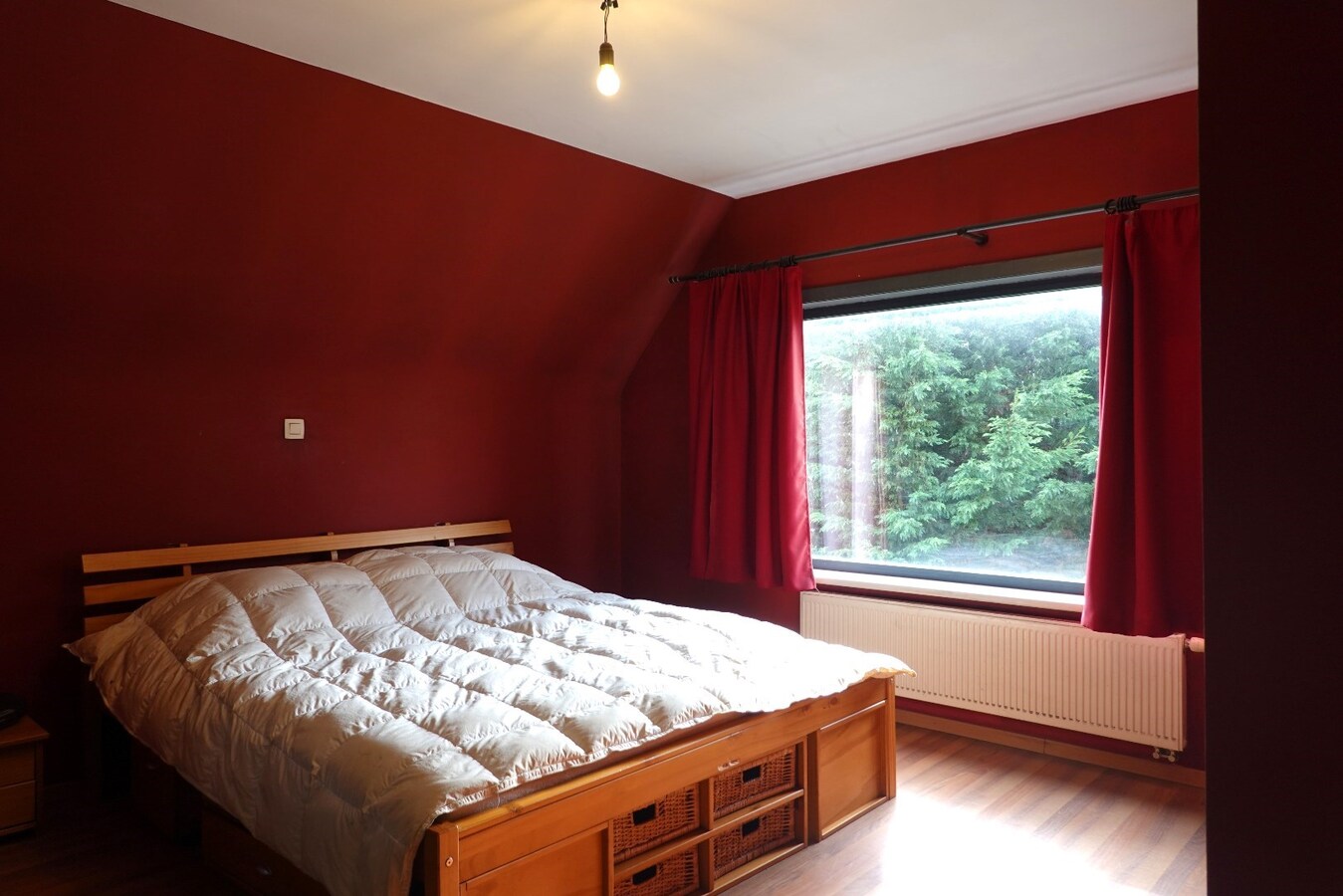 Ruime gerenoveerde alleenstaande woning met tuin, garage en 3 slaapkamers in Zerkegem 