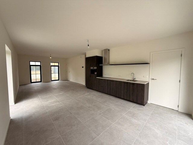 Halfopen nieuwbouwwoning met 4 slaapkamers gelegen te Opitter. 