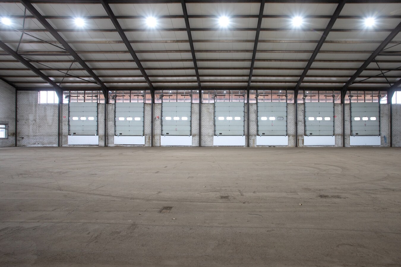 Te huur: “Opslag/overslaghal met buiten terrein”  aan de Rijt 31 te Luyksgestel, voorheen van KLG met buitenterrein. 