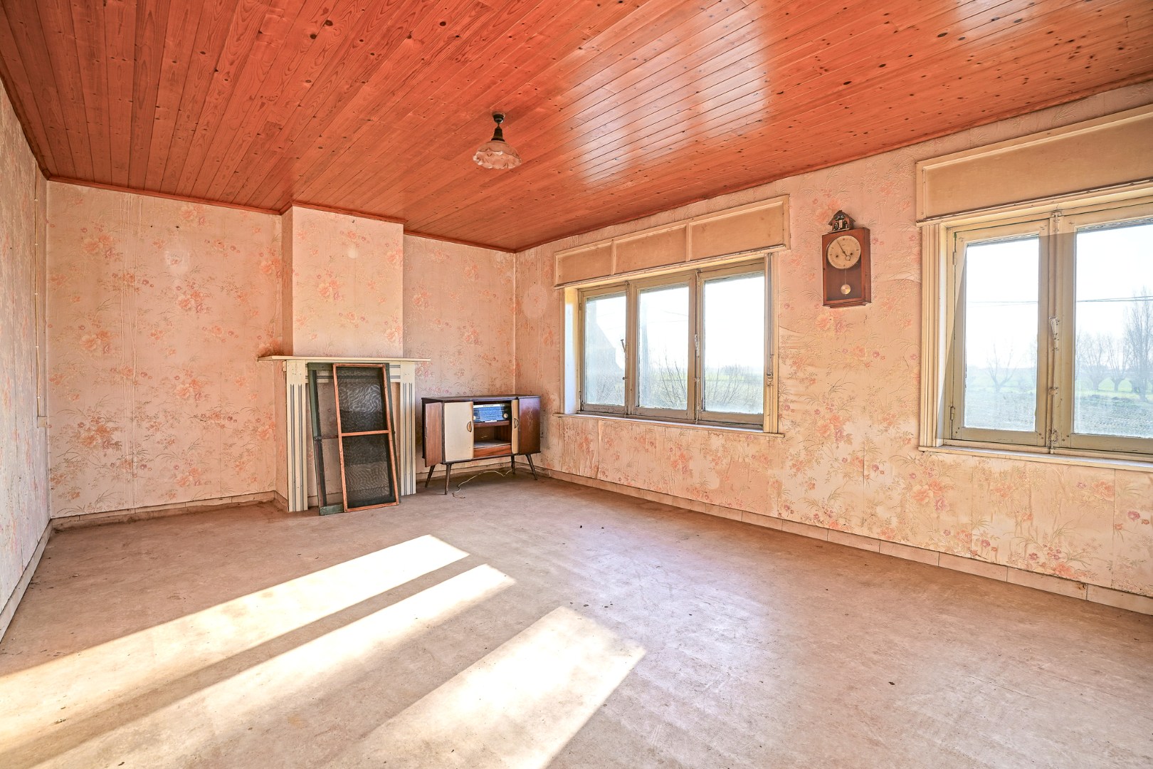 Te renoveren woning met 5 slaapkamers op 8.102 m²  te Diksmuide! 