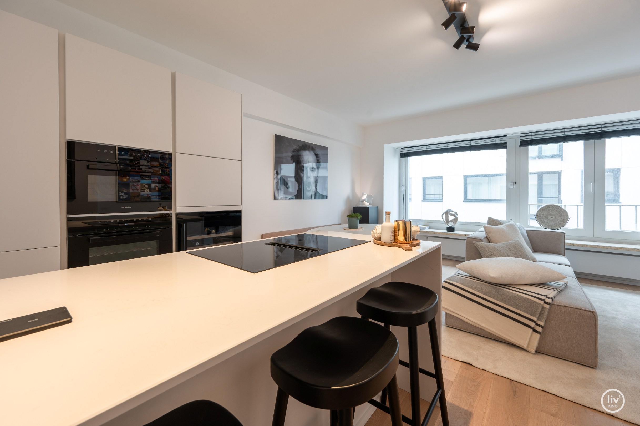 Gerenoveerd 2 slaapkamer appartement met een prachtig zeezicht gelegen nabij het Driehoeksplein te Knokke. 