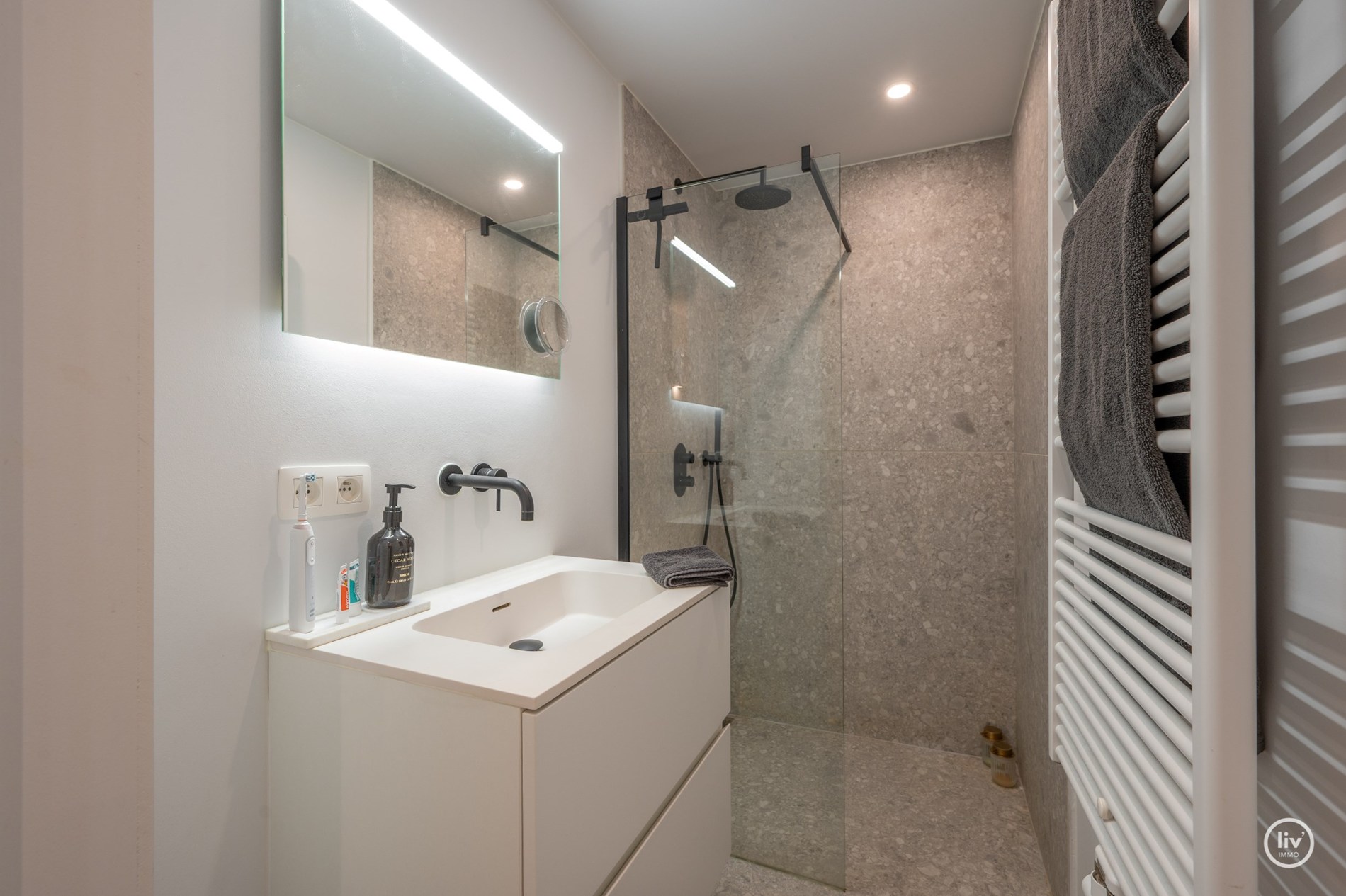 Prachtig gerenoveerd 2 slaapkamerappartement op een topligging in een zijstraat van de Kustlaan te Knokke. 