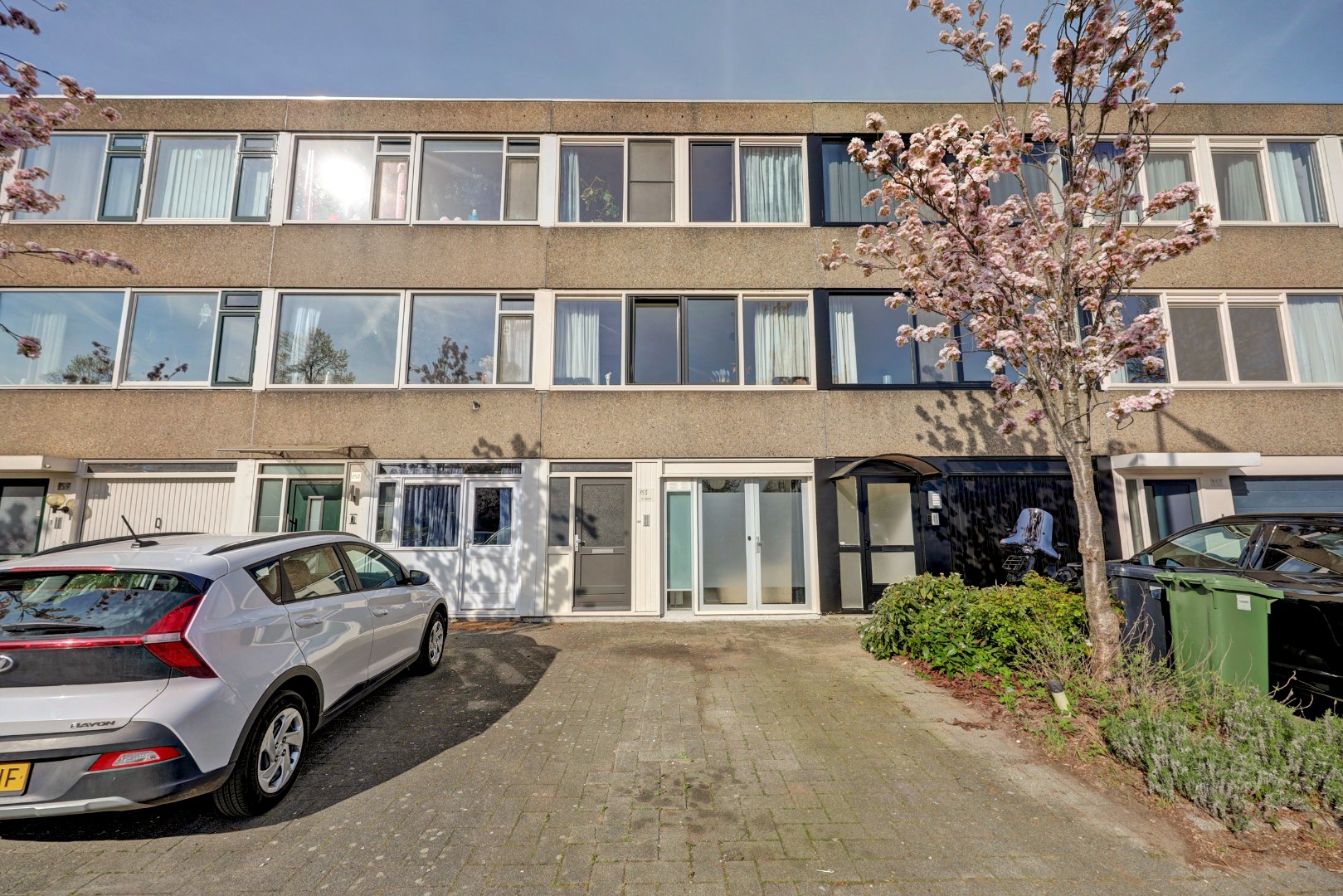 Woon-aanbieding 2 voor de prijs van één! Verrassend ruime 5-kamer woning, zonnige achtertuin, 2 keukens, 2 badkamers, parkeergelegenheid voor de deur.. 