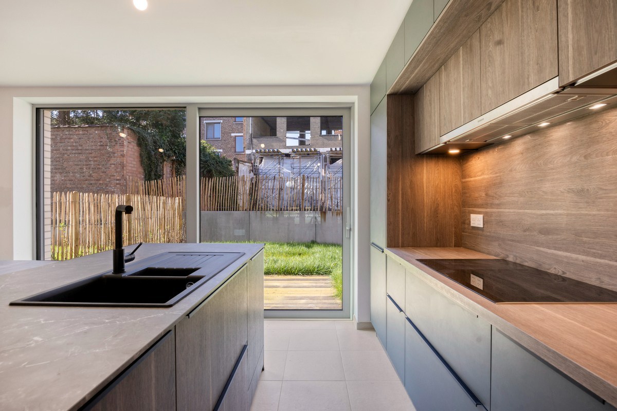 Instapklare woning met zeer goede afwerking, 3 slaapkamers, 3 badkamers, tuin, terras en autostaanplaats in het centrum van Tienen – EPC 27 kWh/m² - bewoonbare opp. 172 m² 