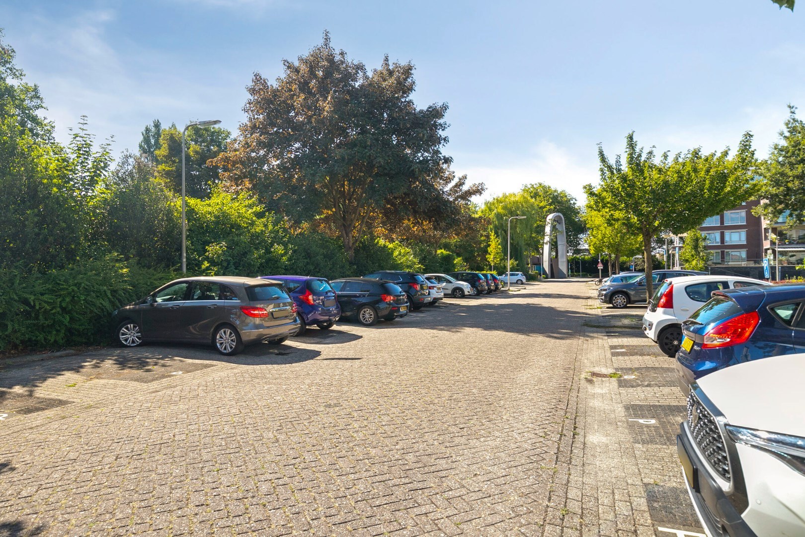 Royale 3 kamer benedenwoning met 2 slaapkamers, ruim terras en is gelegen op eigen grond. 