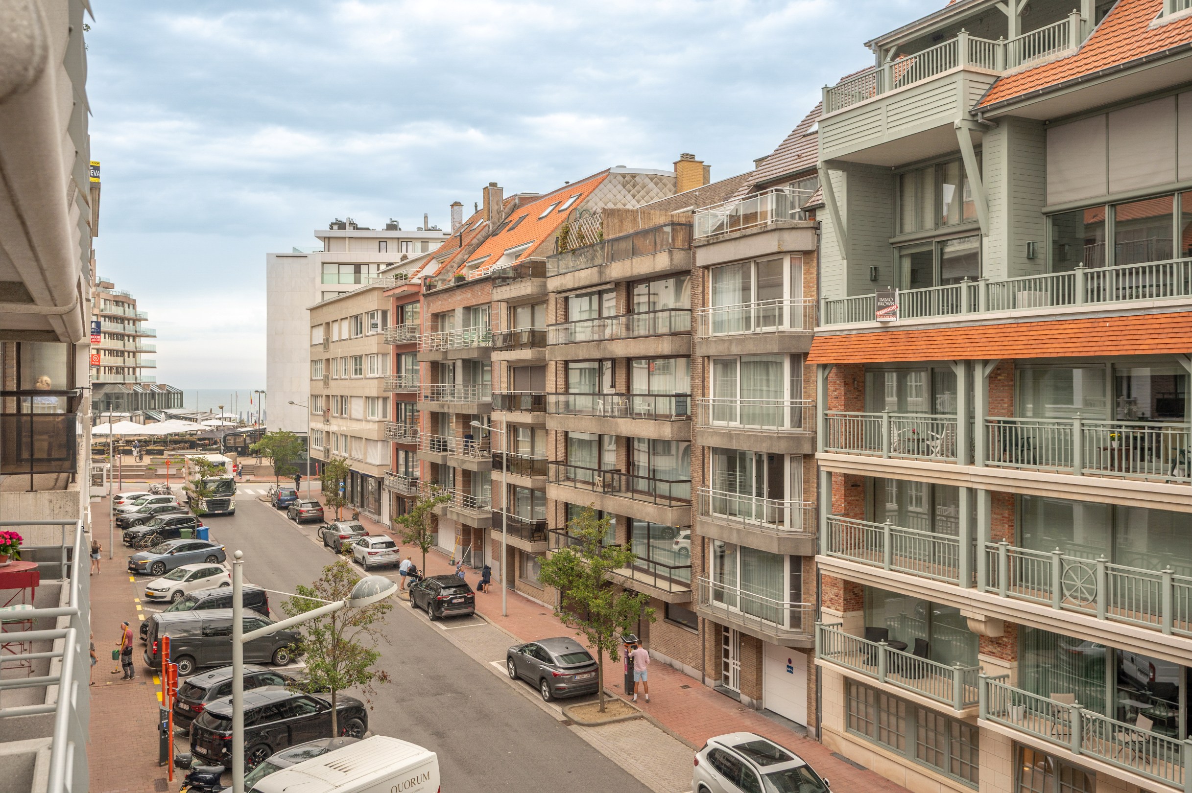 Belle studio prête à emménager avec terrasse à vendre dans le centre de Knokke, à distance de marche de la mer. 