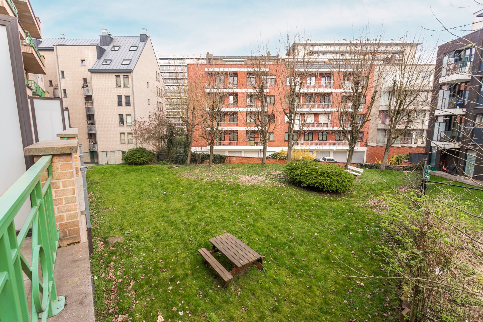 Instapklaar appartement met 2 slaapkamers, 2 balkons en autostaanplaats 
