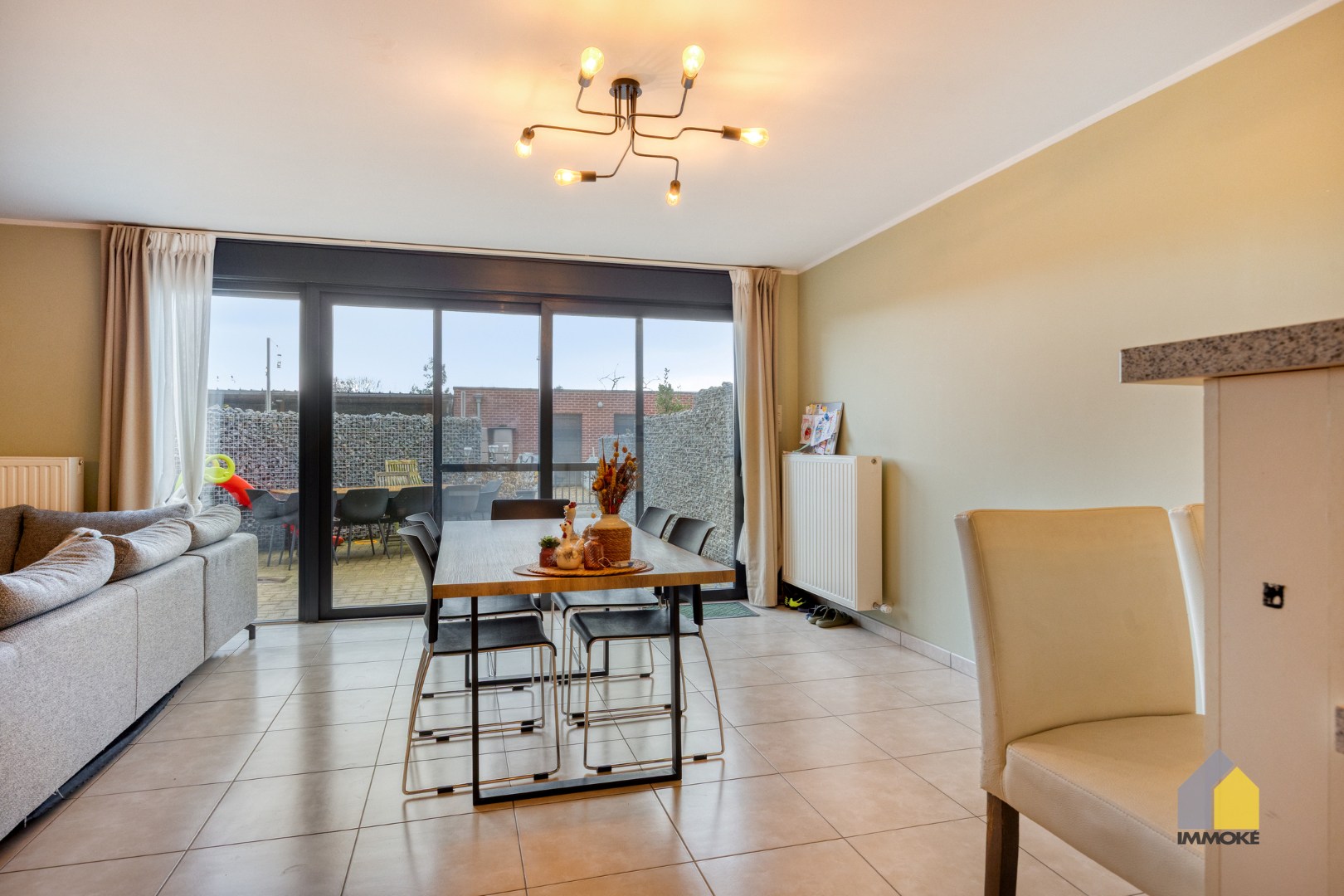 Gelijkvloers appartement (120 m²) met ruime woonkamer, 2 slpks. en terras. 