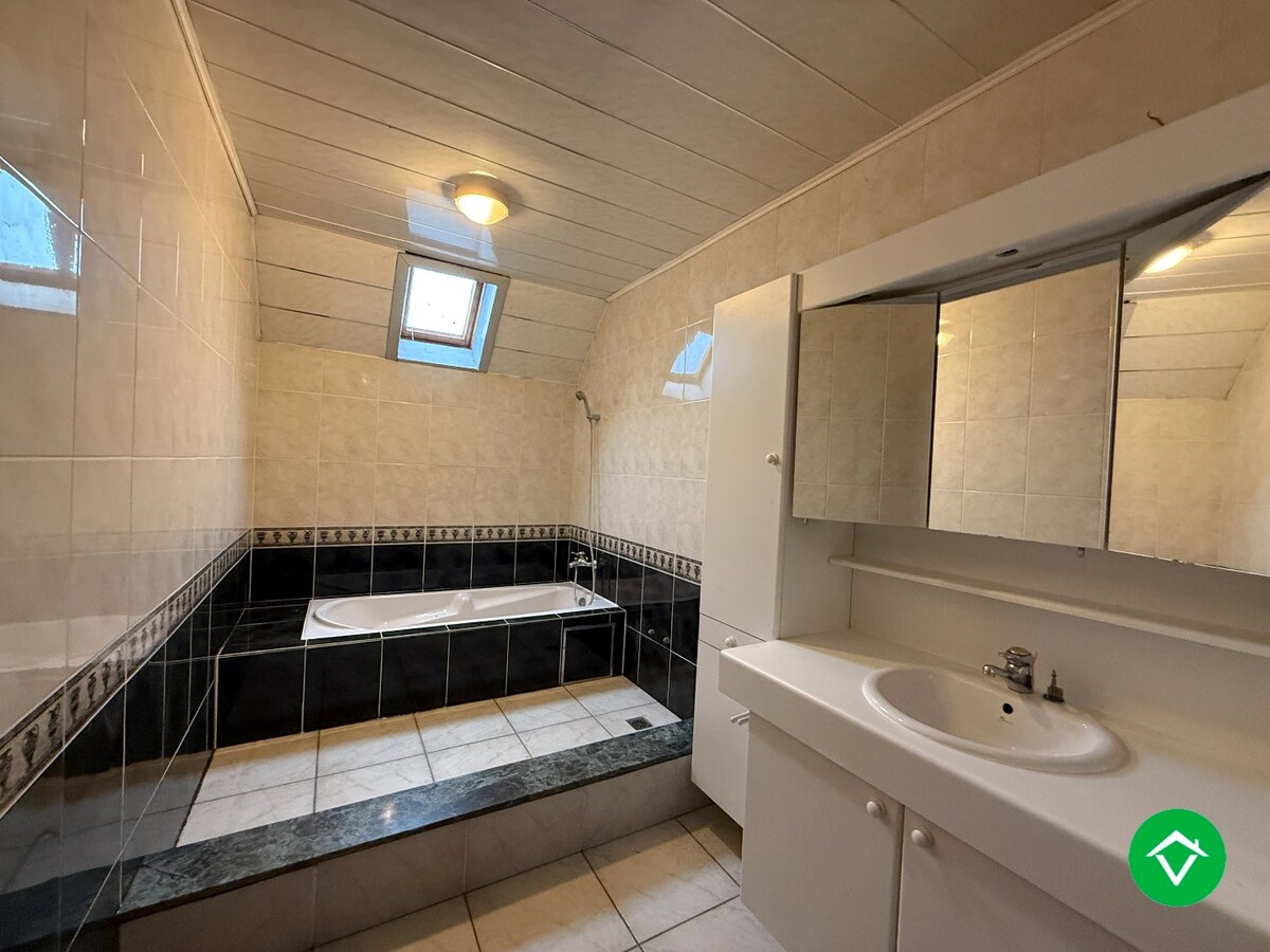 Ruime, alleenstaande woning met 6 slaapkamers en tuin te Hooglede (De Geite) 