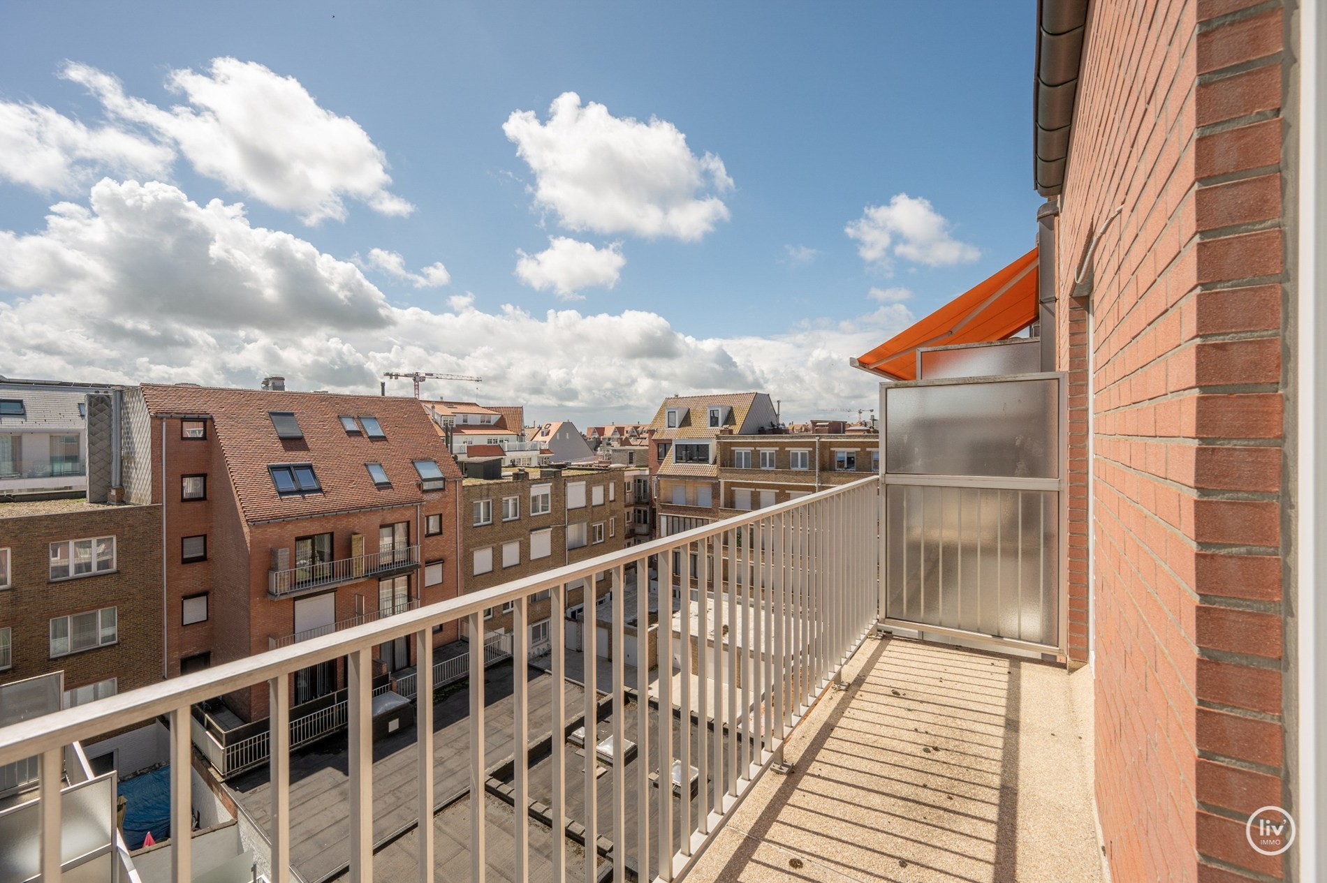 Ruim (98 m2) appartement met 2 slaapkamers op een topligging in de Dumortierlaan te Knokke. 